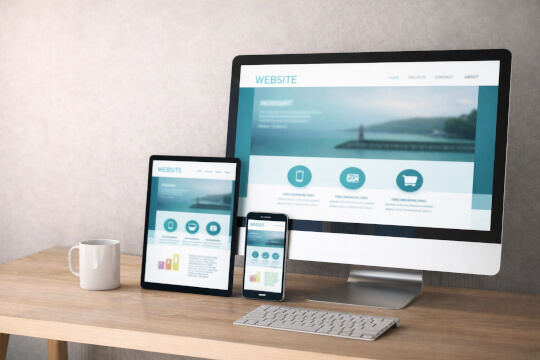 Responsive Website auf Desktop, Tablet und Smartphone auf einem modernen Arbeitsplatz